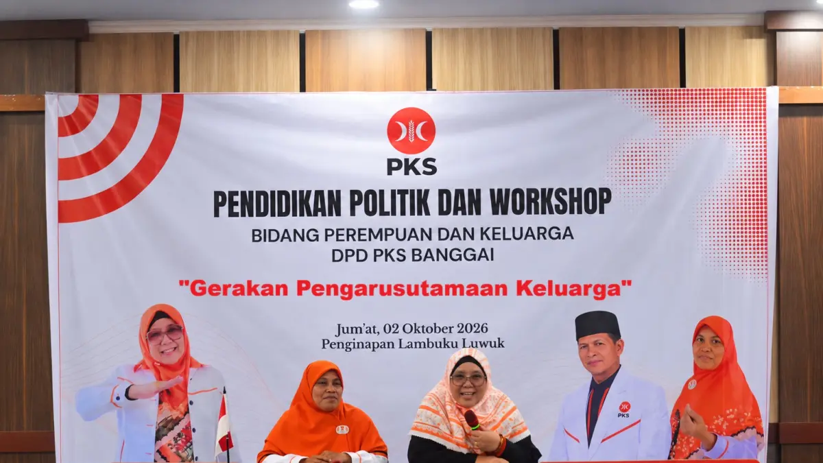 MATERI: Ketua Bidang Perempuan dan Keluarga (Bipeka) DPW PKS Sulawesi Tengah, Hj Bunda Wiwik Jumatul Rofi’ah, menyampaikan materi tentang Gerakan Pengarusutamaan Keluarga di hadapan pengurus dan anggota PKS Kabupaten Banggai, Jumat (2/10/2026).(FOTO: HUMAS PKS SULTENG/RADAR PALU).