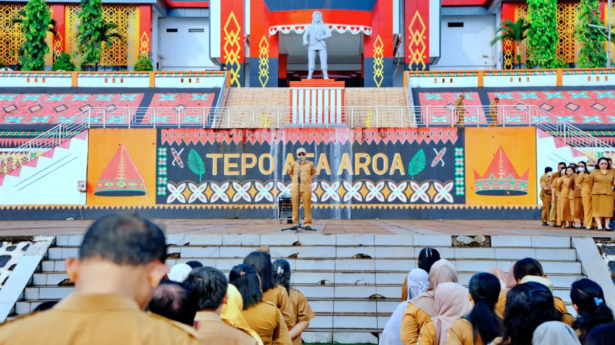 KUALITAS: Inspektur Daerah Morowali Utara, Romel Erwin Tungka, mendorong aparatur sipil negara (ASN) meningkatkan capaian Survei Penilaian Integritas (SPI) Komisi Pemberantasan Korupsi (KPK) saat memimpin apel pagi di Kantor Bupati, Senin (5/10/2026). (FOTO: ISTIMEWA/RADAR PALU)