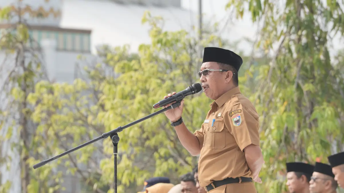 PIMPIN APEL: Sekkab Morowali, Yusman Mahbub, ketika memimpin apel pagi, Senin (5/10/2026).(FOTO: SUPRIYONO/RADAR PALU).