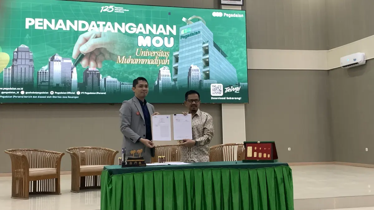 Foto bersama usai pendatanganan MoU PT Pegadaian Kantor Area Palu bersama Universitas Muhammadiyah (Unismuh) Palu. (Rina/Radar Palu).