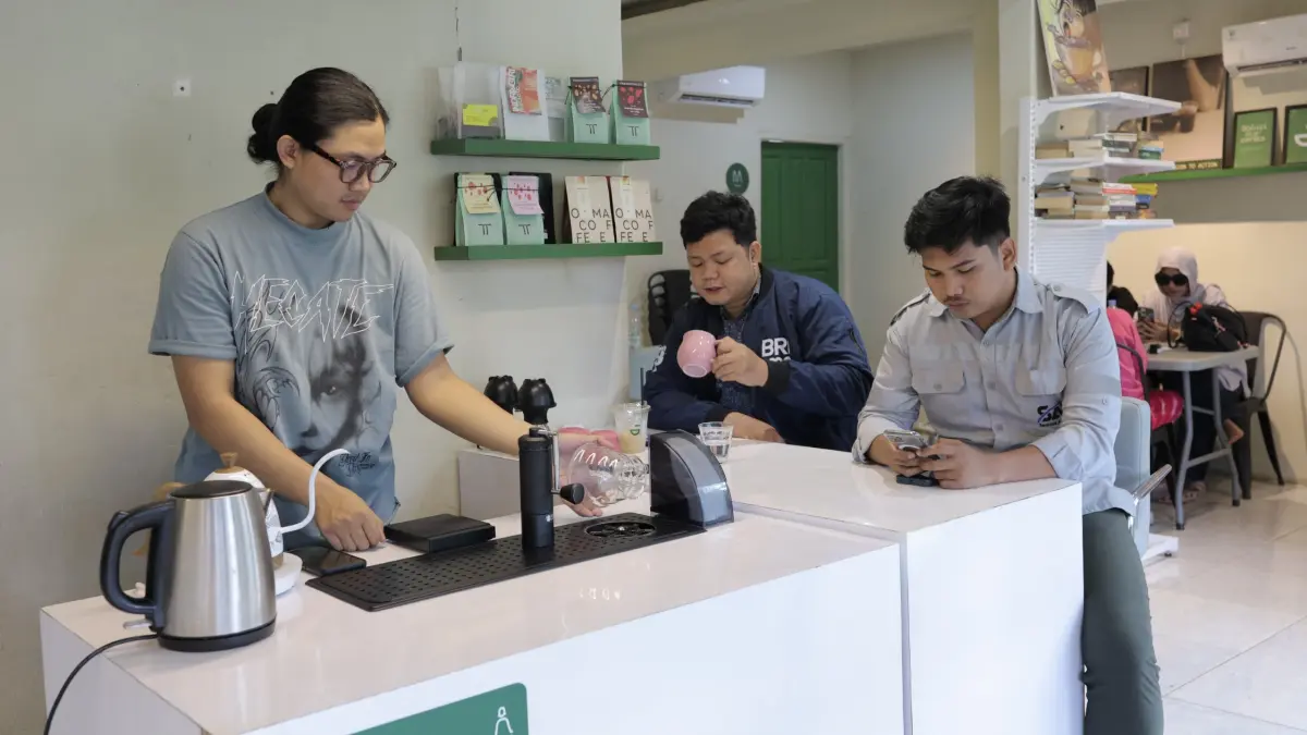 Kedai kopi menjadi salah satu pilihan utama karyawan IMIP untuk sekadar melepas penat sehabis bekerja.