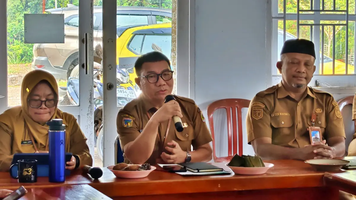 RAPAT: Sekretaris Bappelitbangda Morut sekaligus Penanggung Jawab Sentra HAKI, La Ode Moh. Yani Samu (kanan) saat menghadiri rapat kerja penyerahan penghargaan untuk 53 motivator daerah di Ruang Tepotowoa, Kantor Bappelitbanga Morut, Selasa (6/10/2026). (FOTO: ISTIMEWA/RADAR PALU)