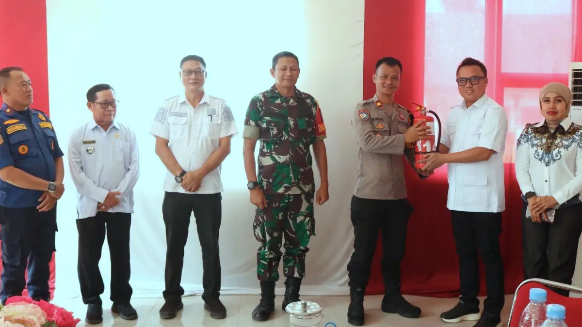 BANTUAN: Bupati Morut Delis Julkarson Hehi secara simbolis menyerahkan 82 unit alat pemadam api ringan (APAR) di Aula Kantor Camat Lembo, Rabu (7/10/2026). (FOTO: ISTIMEWA/RADAR PALU)