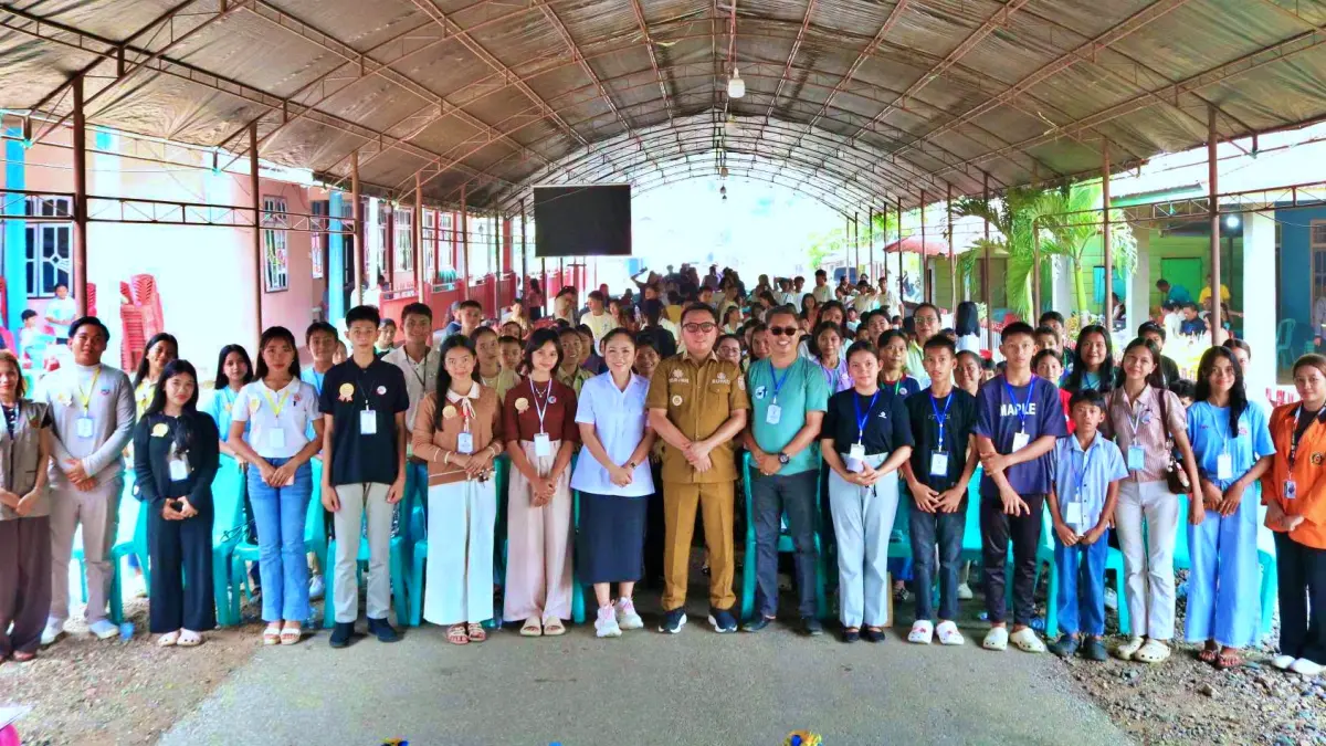 SOSILISASI: Bupati Delis Julkarson Hehi dan Ketua TP-PKK Morut Febriyanthi Hongkiriwang bersama remaja GKST di Desa Ronta, Kecamatan Lembo usai sosialisasi bahaya Narkoba dalam rangkaian HUT ke-22 Remaja GKST se-Klasis Beteleme, Senin (12/10/2026). (FOTO: ISTIMEWA/RADAR PALU)