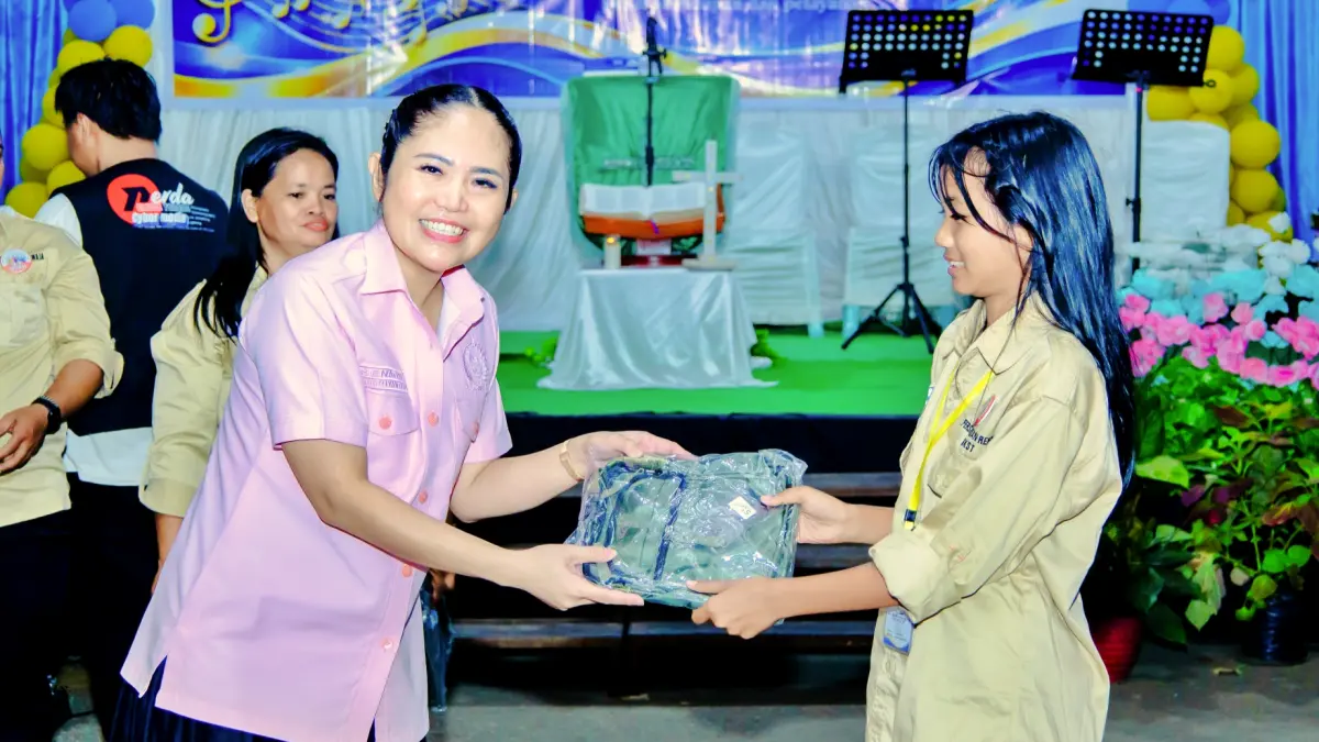 HUT: Ketua TP-PKK Morut sekaligus Anggota DPD RI dapil Sulteng, Febriyanthi Hongkiriwang, memberikan cendera mata kepada salah satu remaja saat perayaan HUT ke-22 Remaja GKST se-Klasis Beteleme di Gedung Gereja GKST Getsemani Ronta, Desa Ronta, Kecamatan Lembo Raya, Minggu (11/10/2026) malam. (FOTO: ISTIMEWA/RADAR PALU)