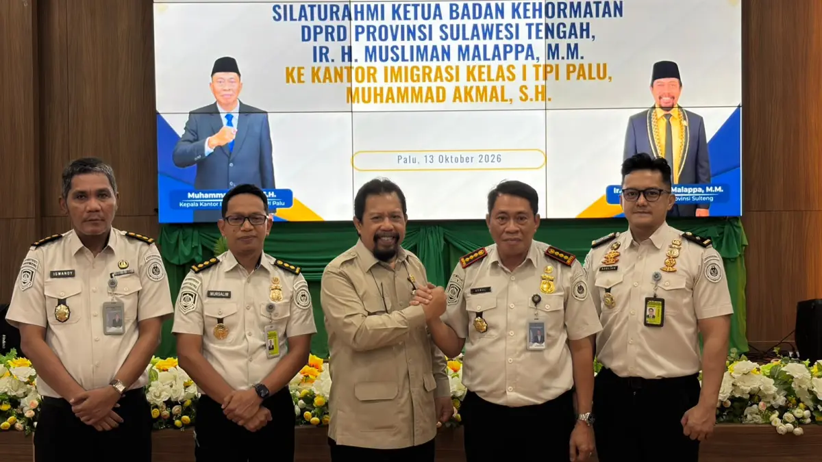 Ketua Badan Kehormatan DPRD Provinsi Sulawesi Tengah, Musliman Malappa, mendorong penguatan pengawasan terhadap tenaga kerja asing (TKA) saat bersilaturahmi dengan Kepala Kantor Imigrasi Kelas I TPI Palu, Muhammad Akmal, di Kantor Imigrasi Kelas I TPI Palu, Selasa (13/10/2026). FOTO: MOH FATHAHILA