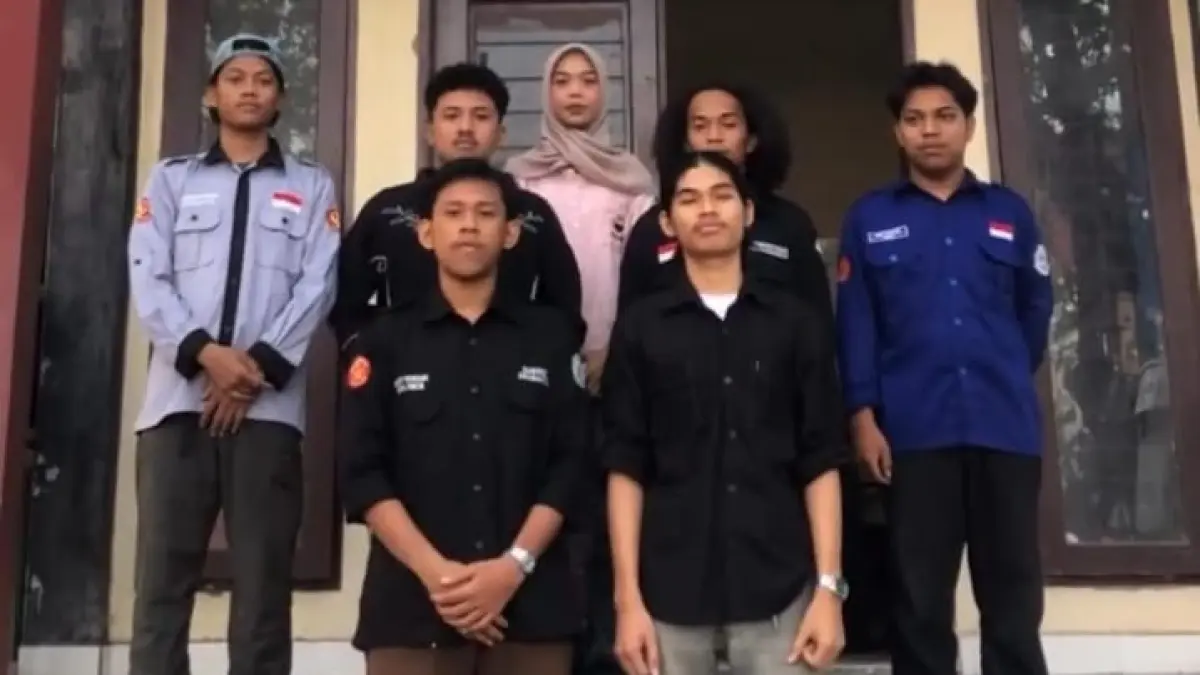 MENJAGA KAMPUS: Ketua BEM Faperta Untad, Ady Condro, bersama-kawan-kawan, menyampaikan bahwa menjaga keamanan dan kenyamanan lingkungan merupakan tanggung jawab bersama seluruh elemen masyarakat, termasuk kalangan akademisi dan aktivis mahasiswa.(FOTO: ISTIMEWA/RADAR PALU).
