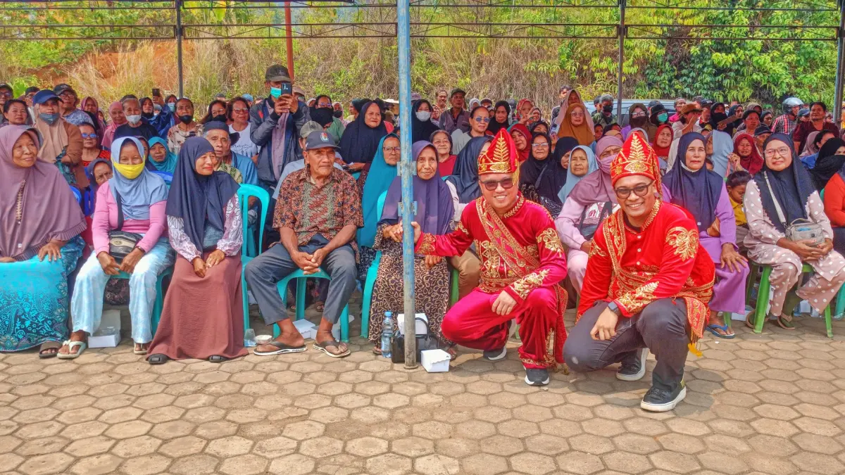 MOMEN: Bupati Morut Delis Julkarson Hehi dan Ketua Komisi I DPRD Morut IM Arief Ibrahim foto bersama masyarakat Morut penerima manfaat program Beranii Berbagi di halaman Kantor Dinas Pendidikan dan Kebudayaan Daerah Morut, Jumat (23/10/2026). (FOTO: ILHAM NUSI/RADAR PALU)