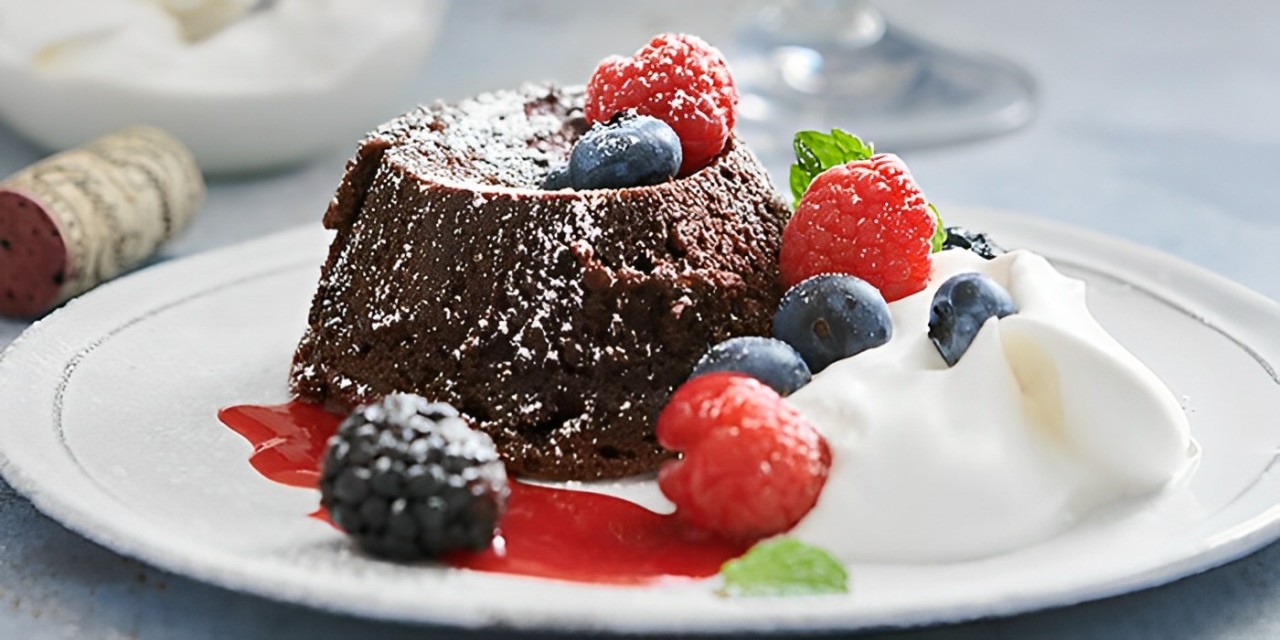 Sensasi Lumer di Mulut, Chocolate lava cake, hidangan penutup yang menggoda dengan lelehan cokelat panas di dalamnya.