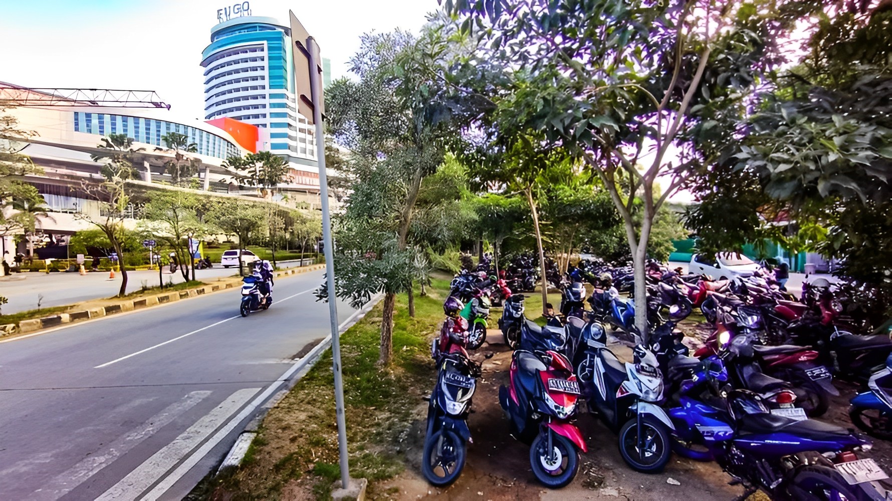 Lokasi parkir di depan BIGmall adalah bagian dari area hijau yang seharusnya dijadikan sebagai ruang terbuka hijau.