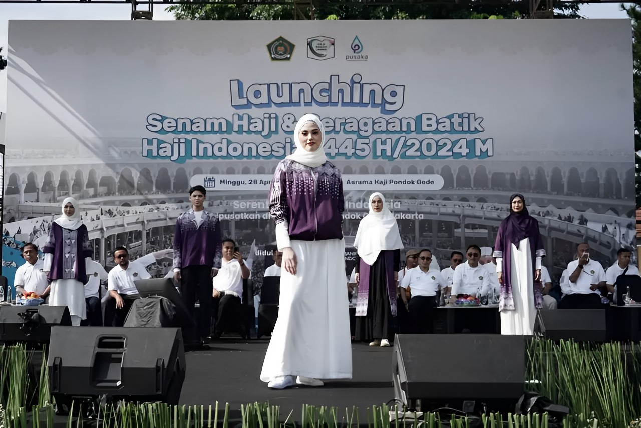Pada hari Minggu (28/4), Kementerian Agama memperkenalkan batik CJH Indonesia yang akan digunakan pada tahun 2024 di Asrama Haji Pondok Gede, Jakarta. Batik tersebut mudah dikenali.