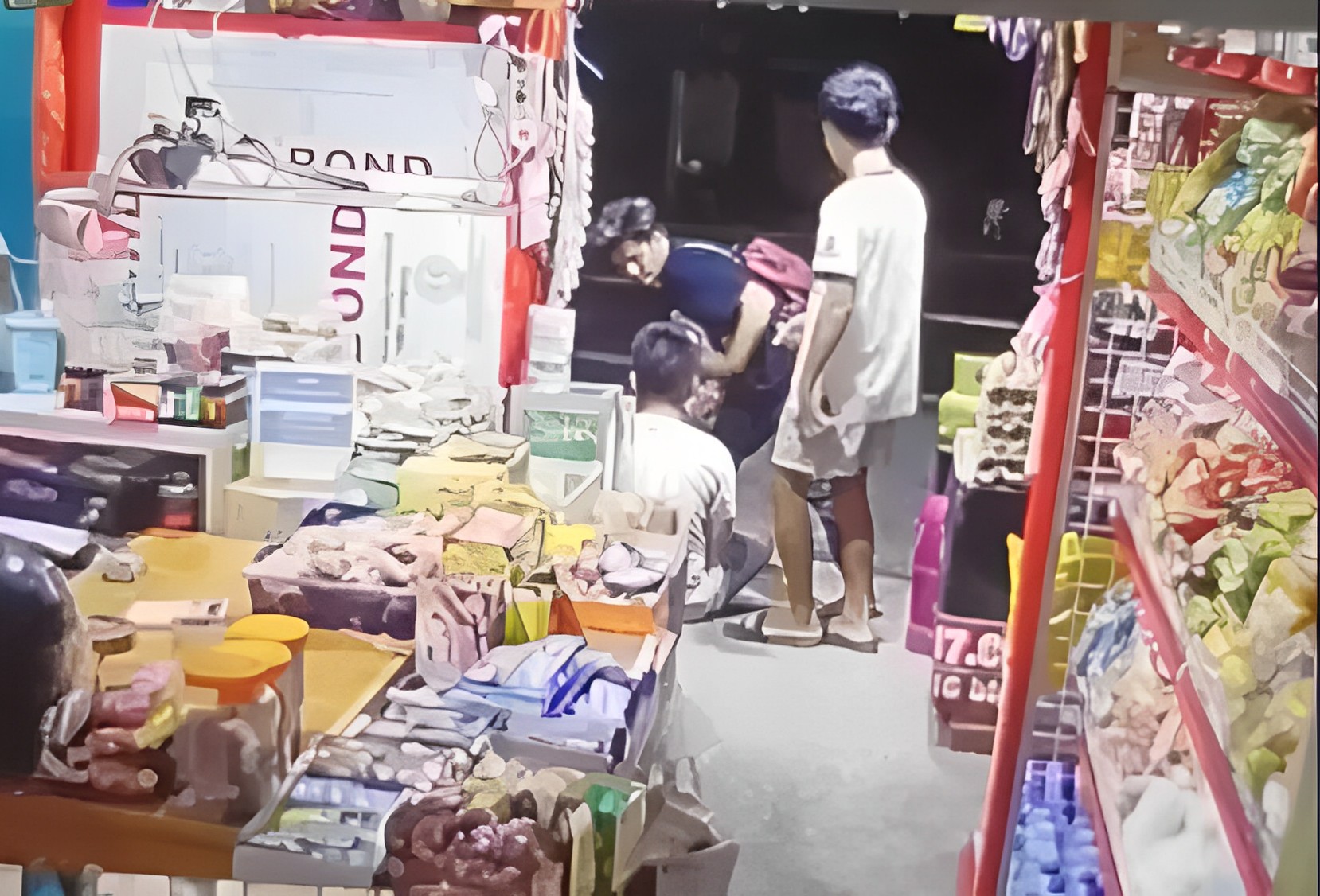 Rekaman CCTV mengungkapkan Q dianiaya oleh orang yang tidak dikenal (memakai kaos hitam) pada Minggu (5/5/2024) dinihari.