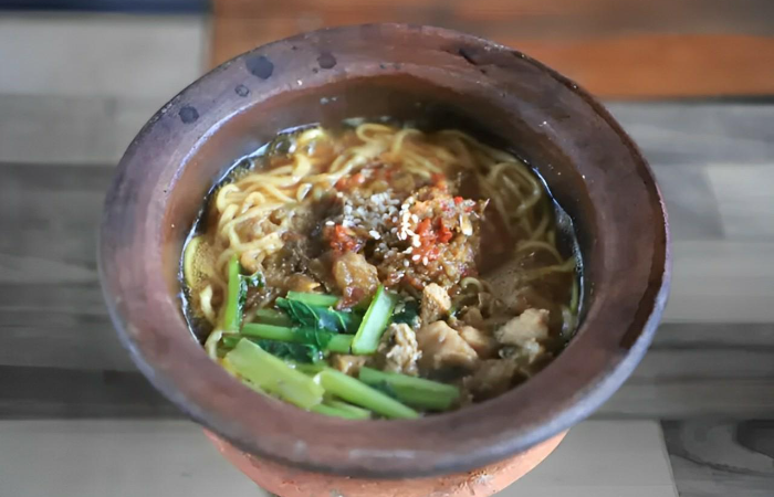 Sedapnya Mie Coet khas Kota Tangerang yang panas hingga suapan terakhir,  Sumber Artikel berjudul