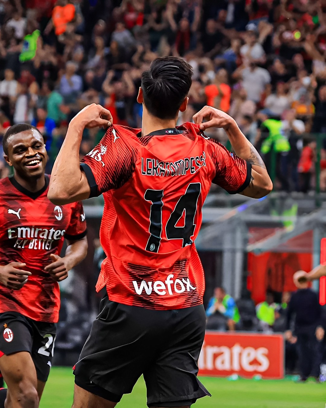 Setelah mencetak gol pada pertandingan melawan Cagliari dini hari tadi, Tijjani Reijnders dari AC Milan memamerkan nama ibunya, Angelina Lekatompessy.