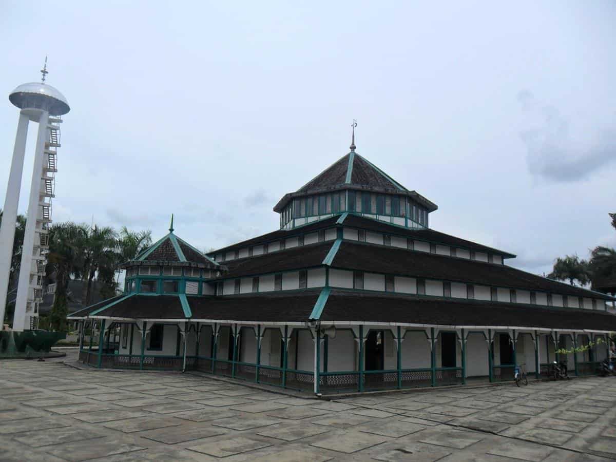 Masjid Jami Adji Amir Hasanuddin didirikan pada tahun 1874 pada masa kepimpinan Raja Sultan Sulaiman.