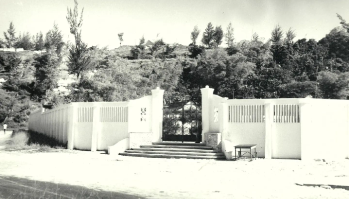 Makam Belanda Prapatan . Foto: memperlihatkan tembok dan pintu gerbang masuk yang kokoh dan juga bukit tempat Kuburan China Prapatan 1950an