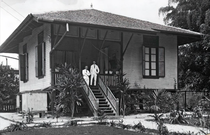 Rumah Panggung di daerah Gunung Dubbs. Bangunan Rumah Panggung kayu ini diperkirakan dibangun sekitar tahun 1907 s/d 1910an atau bahkan sebelumnya di sekitar kilang minyak