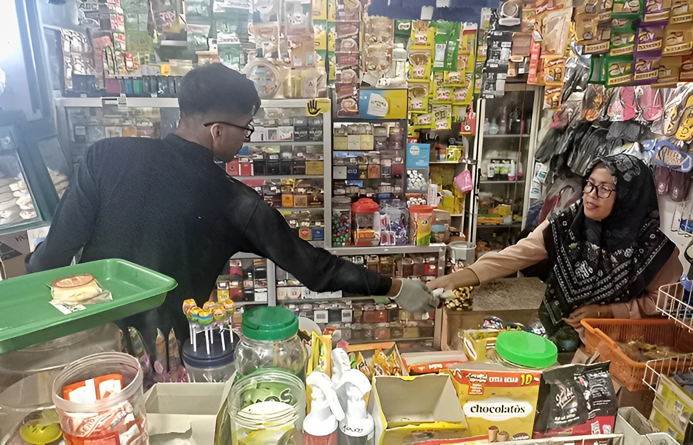 Penjual melayani pembeli di salah satu Warung Madura