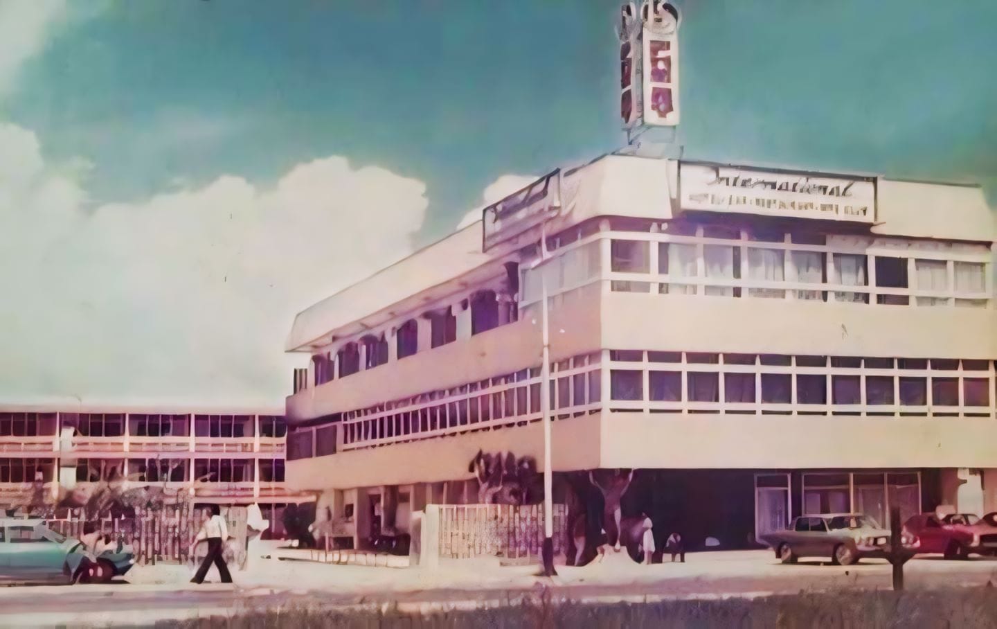 Yang pernah di Balikpapan tempo dulu pasti tau hotel ini dan ada patung ikonik di depan hotel ini.