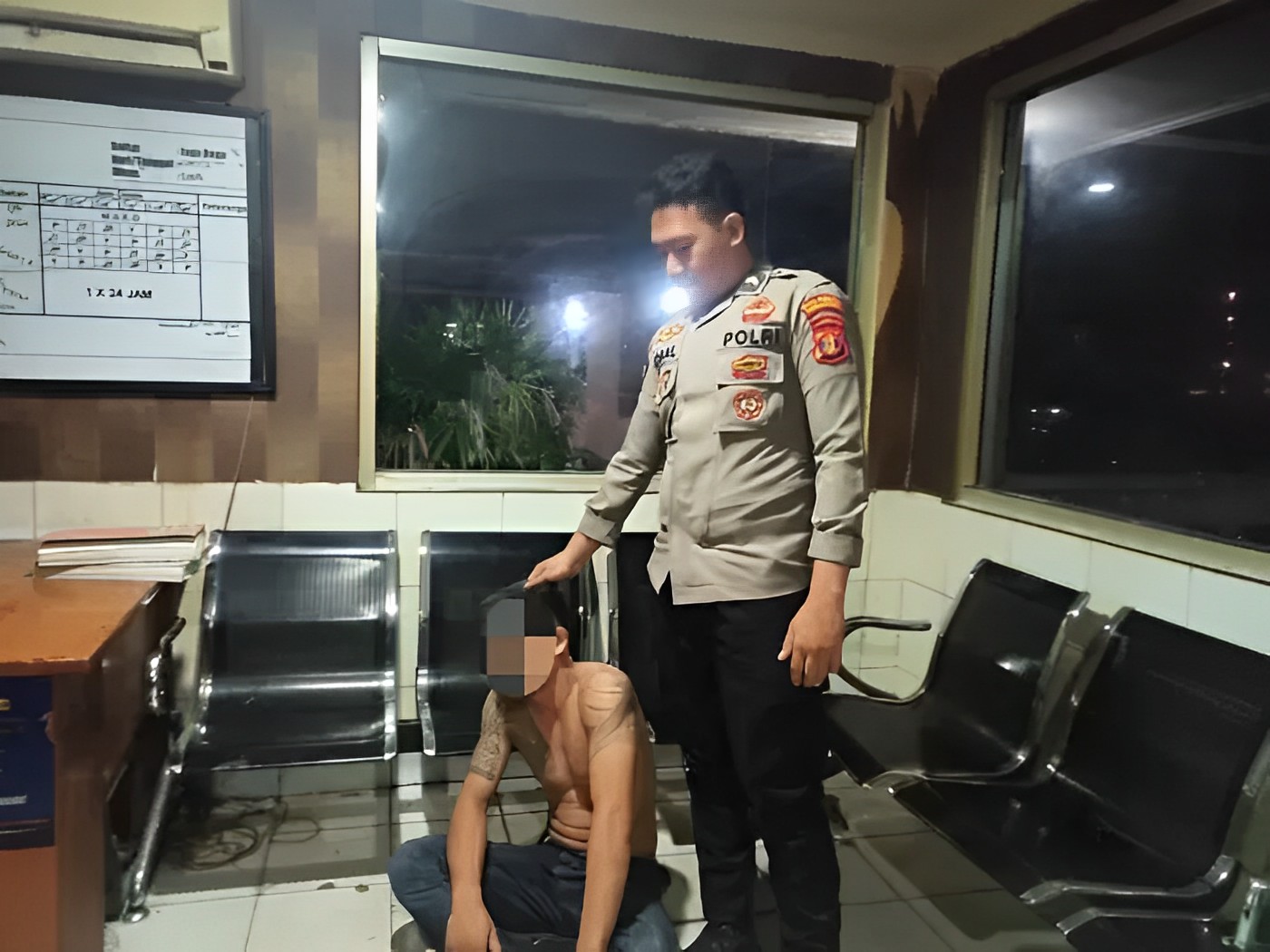 Carles diamankan di Mapolsekta Samarinda Kota karena memukul anggota polisi yang menegurnya