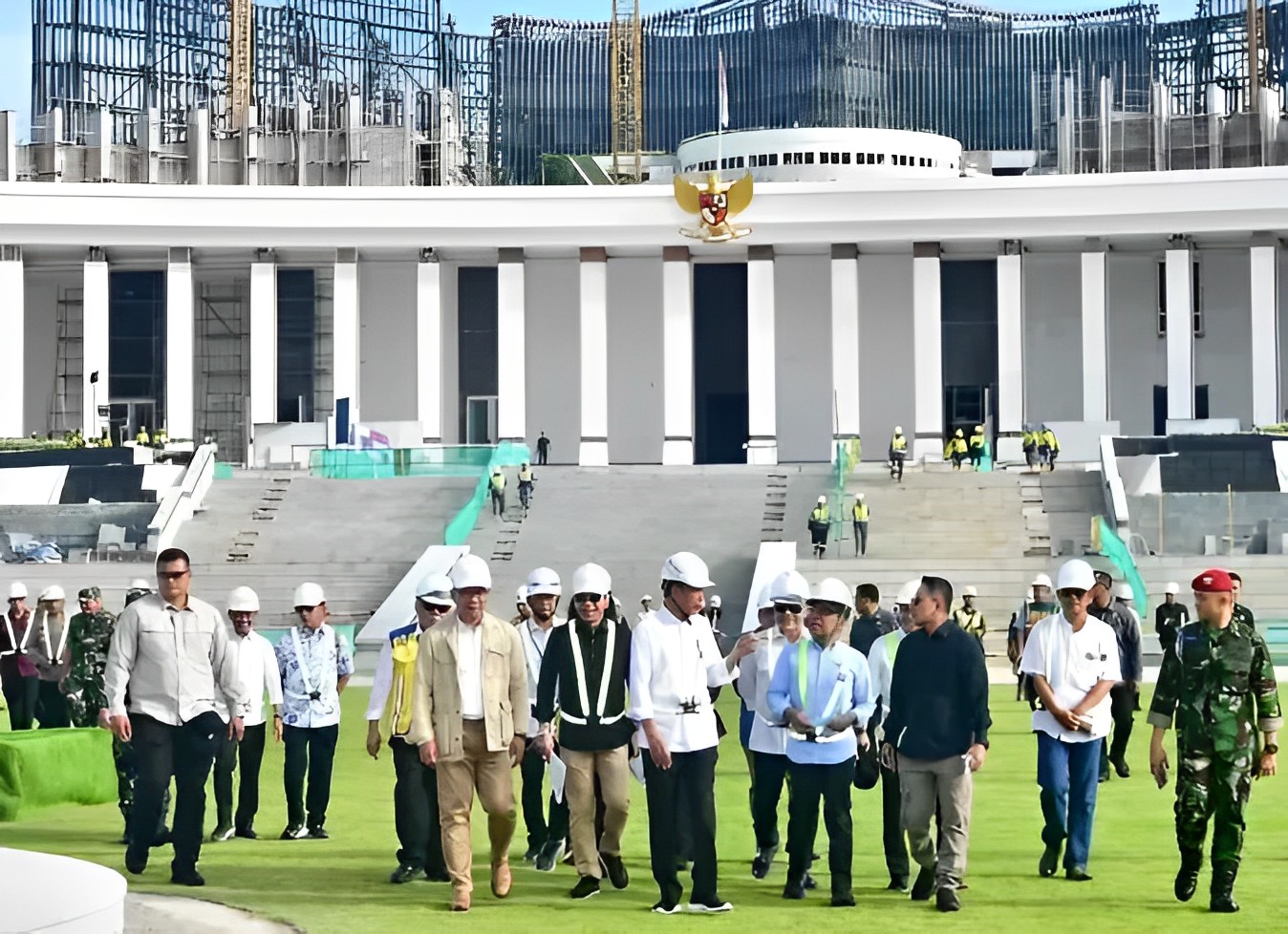 Pada Rabu, 5 Juni 2024, Presiden Joko Widodo meninjau kesiapan lapangan upacara yang akan digunakan dalam peringatan HUT ke-79 Kemerdekaan Republik Indonesia di IKN.