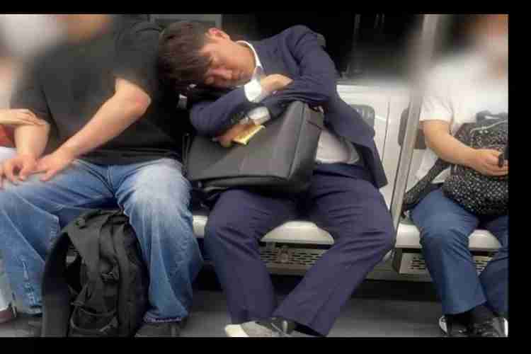 Tangkapan foto dari netizen Lee Junseok saat di kereta sedang tertidur pulas .