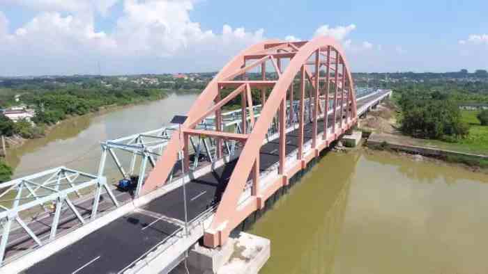 Jembatan Sembayat Gresik yang megah berdiri di atas Bengawan Solo, menyimpan sejarah kelam dan kisah mistis yang bikin bulu kuduk berdiri.