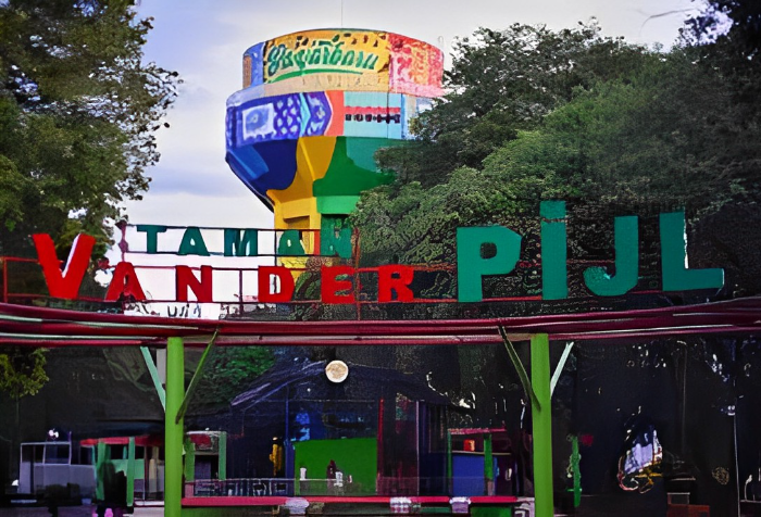 Anak-anak bermain riang di wahana baru Taman Van Der Pijl yang ramah anak dengan standar internasional.