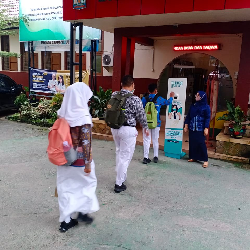 Siswa SMP terbaik di Balikpapan raih prestasi gemilang, siap hadapi tantangan masa depan.