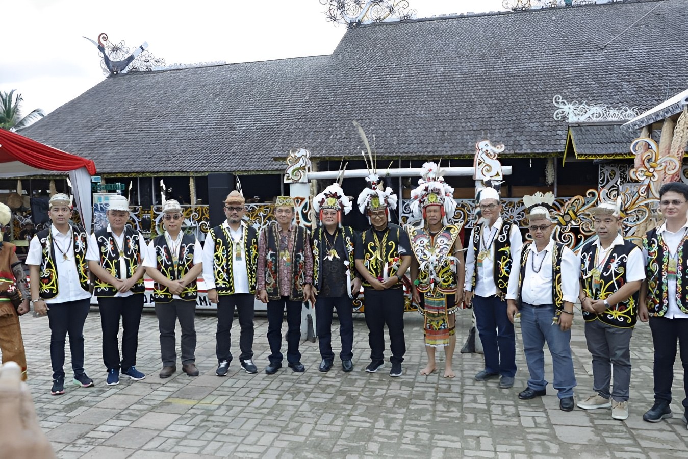 Desa ini menawarkan pengalaman wisata budaya yang lengkap dan otentik.Penjabat Gubernur Kaltim, Akmal Malik, disambut hangat oleh masyarakat Desa Budaya Pampang, Samarinda, Minggu 23 Juni 2024.