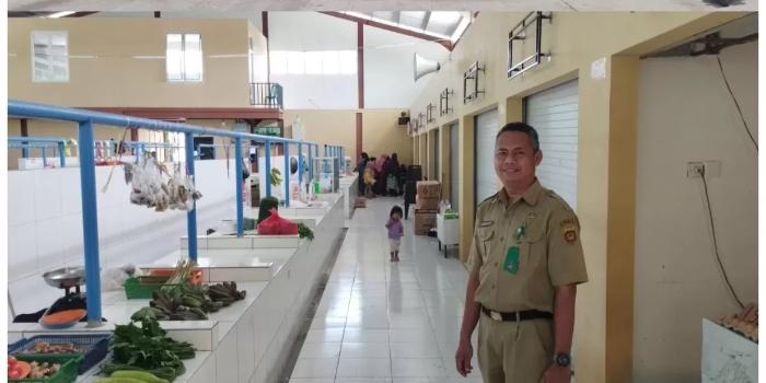 Abdul Gafur menunjukkan situasi pasar Harapan Baru yang kini masih sepi dan siap menampung pedagang dari tepi Jalan Sultan Hasanuddin.