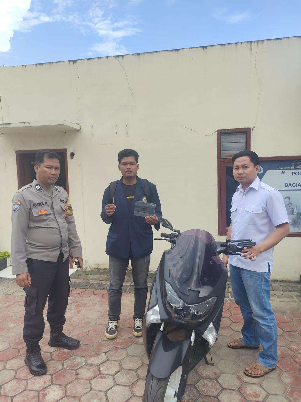 Kapolsek Tenggarong Seberang Iptu Raymond Juliano William serahkan motor curian kepada korban Curanmor yang terharu.