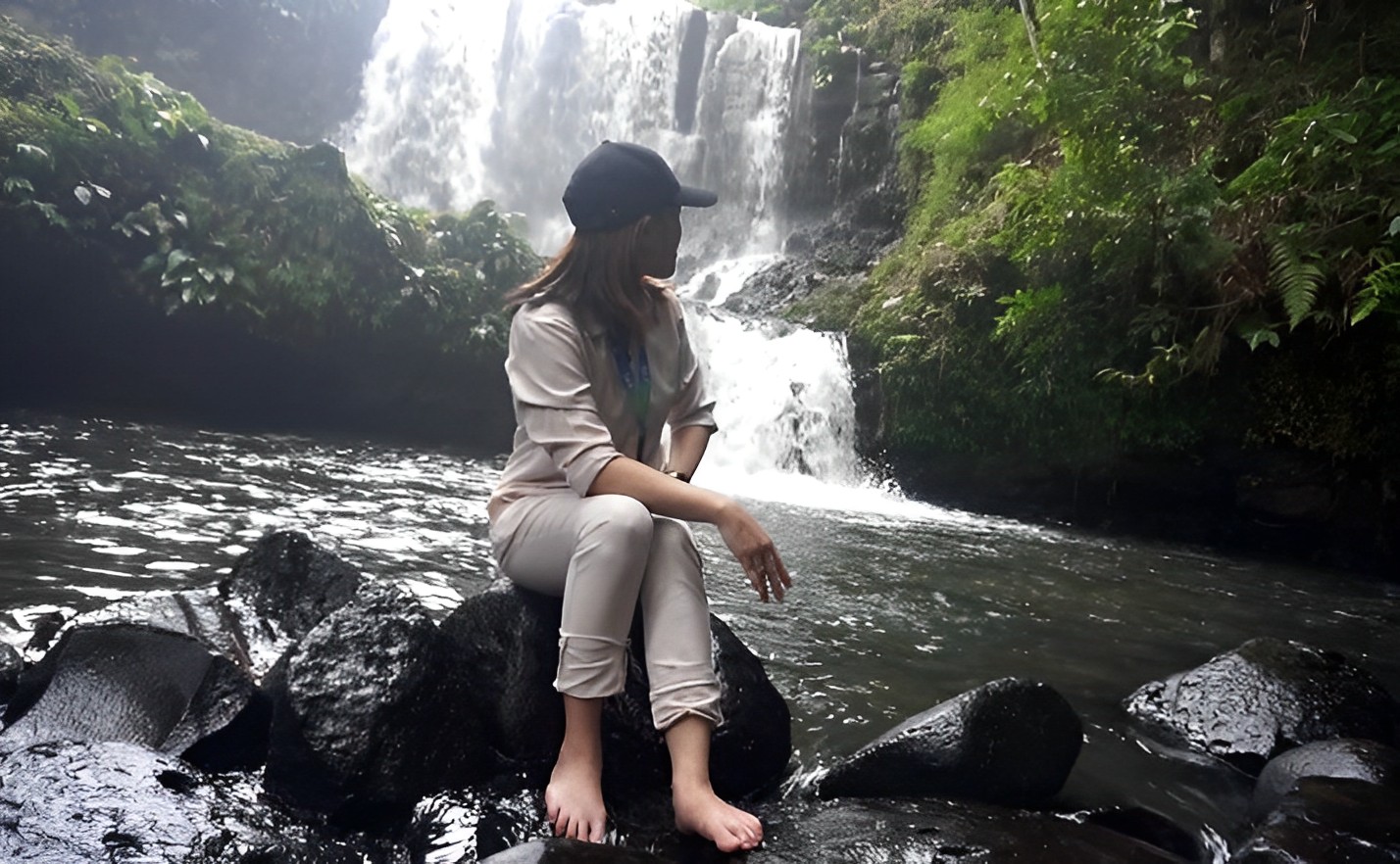 Wisatawan menikmati kesegaran Air Terjun Jantur Mapan di Kutai Barat.