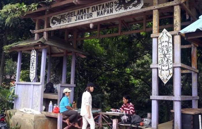 Pintu masuk Objek Wisata Air Terjun atau Jantur Mapan Kutai Barat.