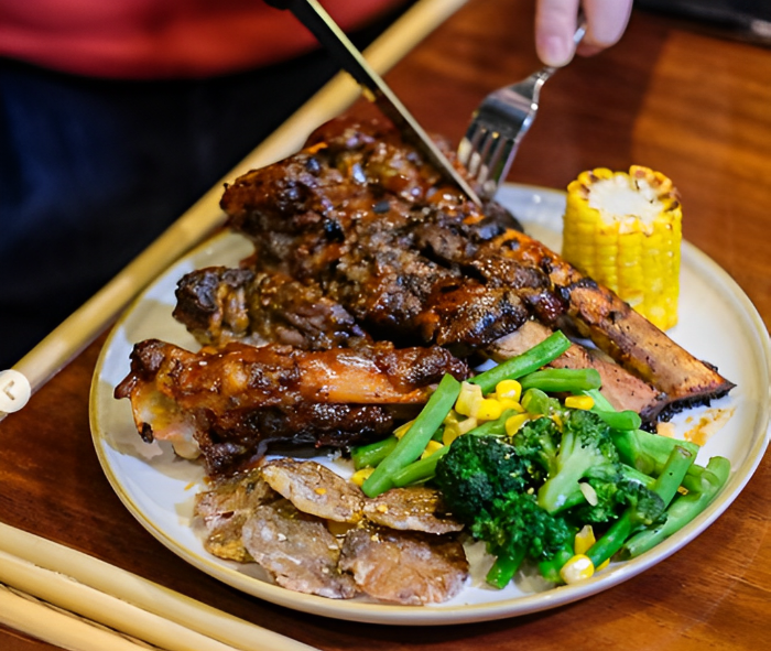 Hidangan nusantara otentik di JJ Steak Balikpapan siap memanjakan lidahmu! Jangan lewatkan kelezatan sop buntut, rendang, dan soto betawi dengan harga terjangkau.