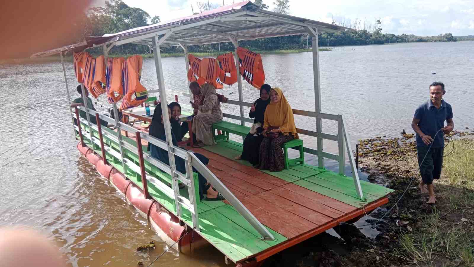 Keindahan objek wisata Tanjung Gading di Kelurahan Karang Joang, Balikpapan Utara. Menikmati keindahan hutan alam dan Waduk Manggar di Km 12 Karang Joang dengan naik perahu.