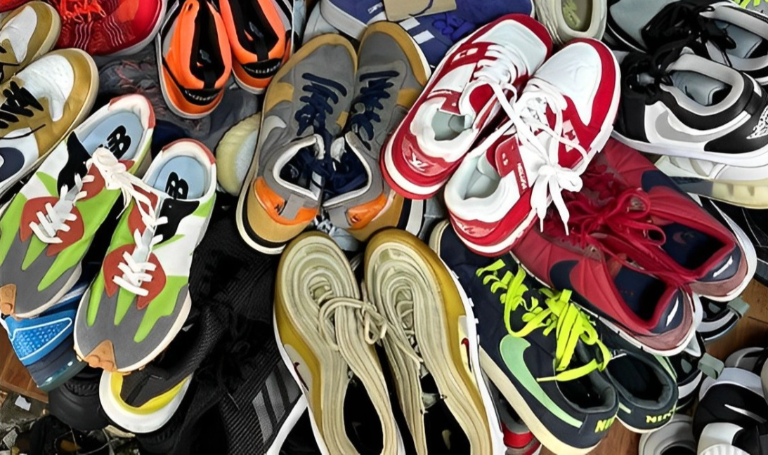 Wanita ini menemukan Harta karan ditumpukan sepatu bekas dengan harga miring di pasar loak Poncol
