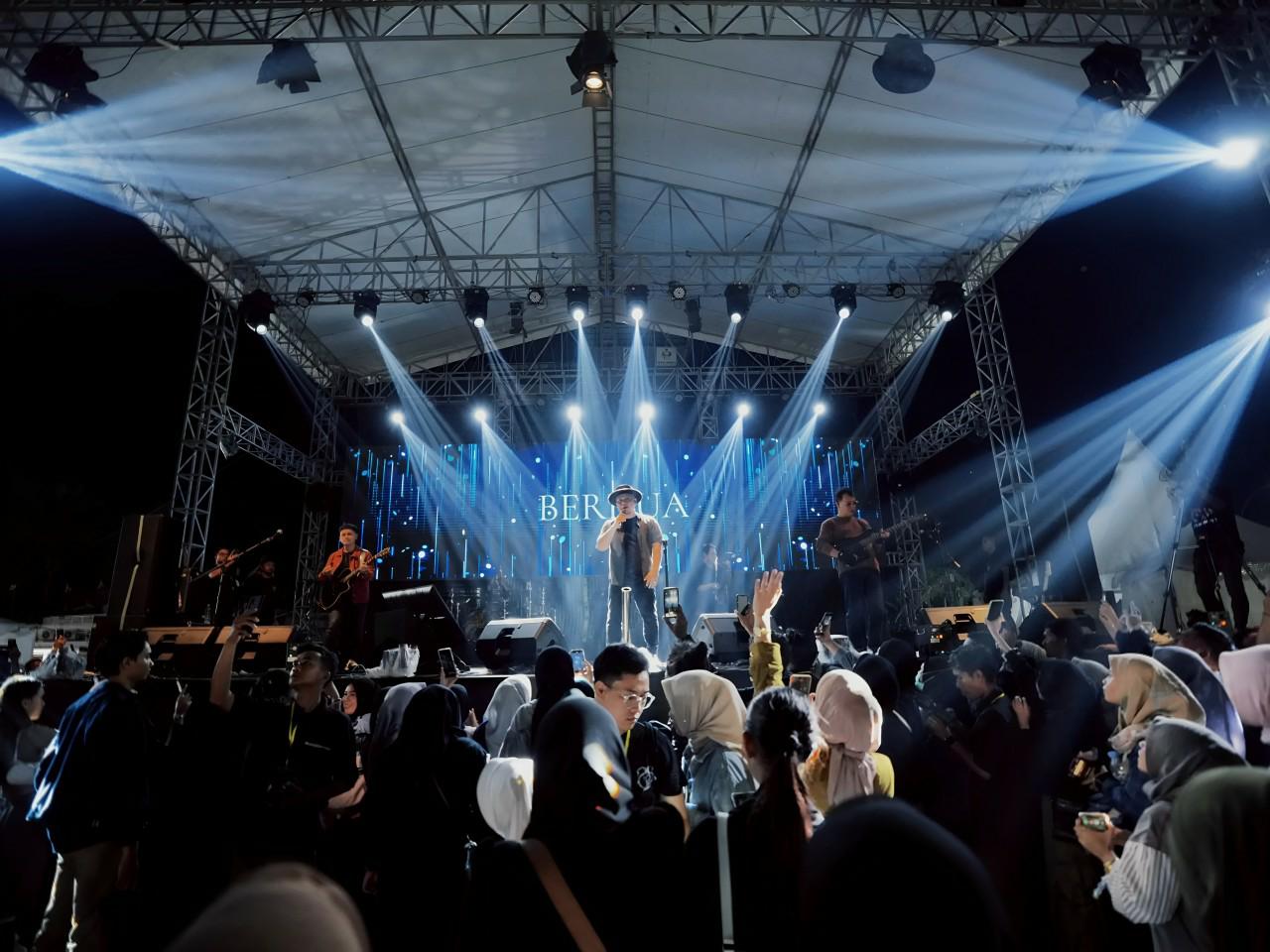 Juicy Luicy dan Padi Reborn tampil memukau di konser HUT Kota Balikpapan, bikin penonton sing along dan nostalgia bareng.