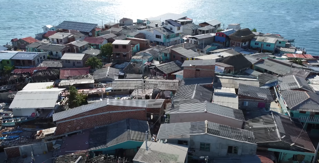 Pulau yang sangat padat hampir tidak ada cela untuk halaman rumah