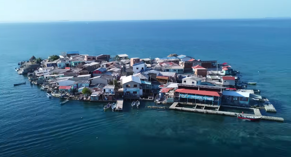 Kehidupan unik dan penuh tantangan di pulau Santa Cruz Del Islote.