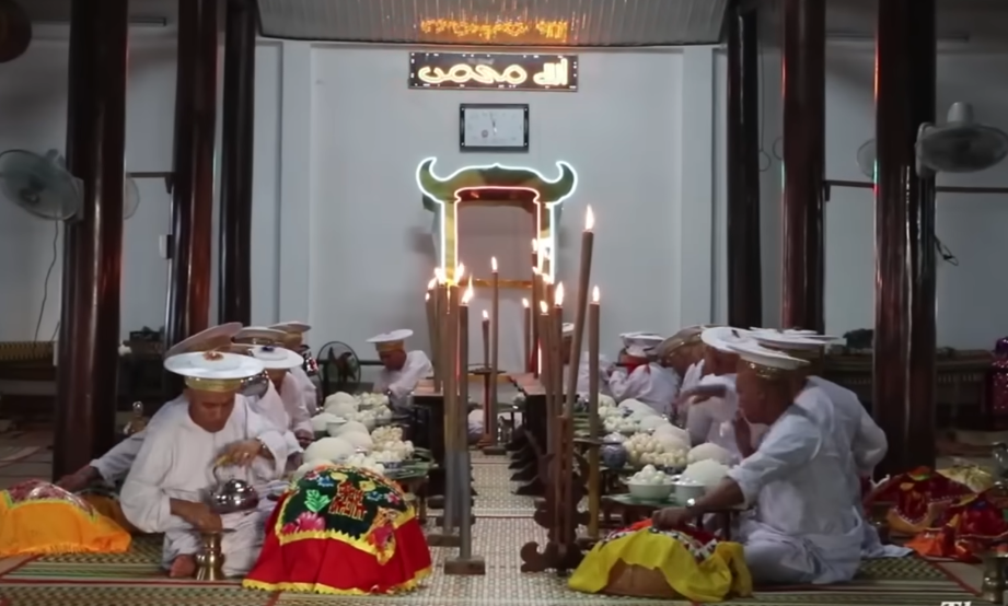 Bani Cham saat menjalankan Ibadah puasa hanya 15 hari dan diwakilkan oleh tokoh Agama
