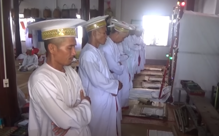 Bani Cham saat Sholat, diwakilkan kepada para tokoh Agama