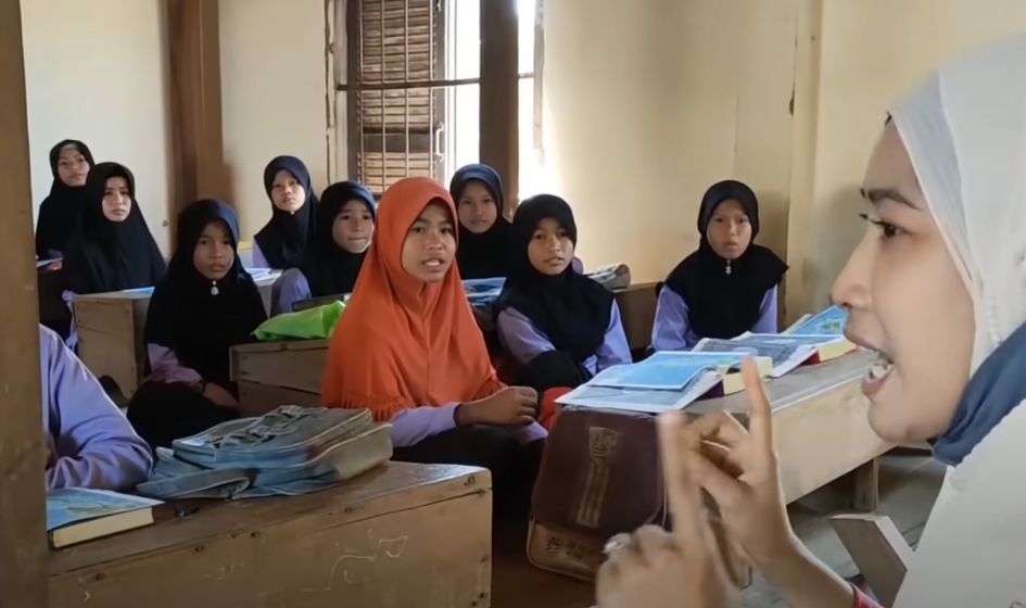 Anak-anak belajar mengaji, dengan logat tata cara membaca yang berbeda dengan umat muslim umumnya