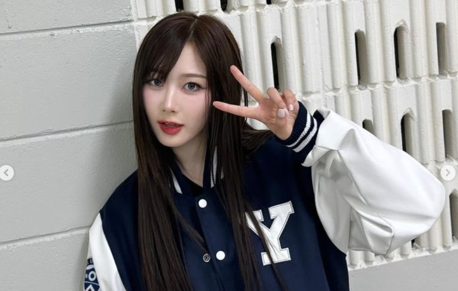 Giselle aespa tampil fresh dengan poni samping ala Y2K dan aksesori rambut yang unik.