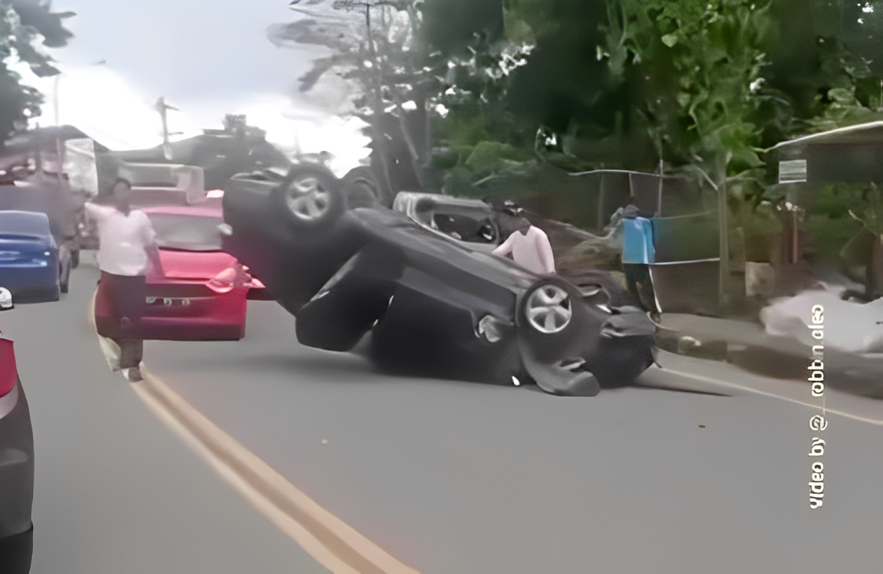 Sebuah mobil sedan terbalik di dekat Dome BSCC Balikpapan, Selasa (16/7) sore.