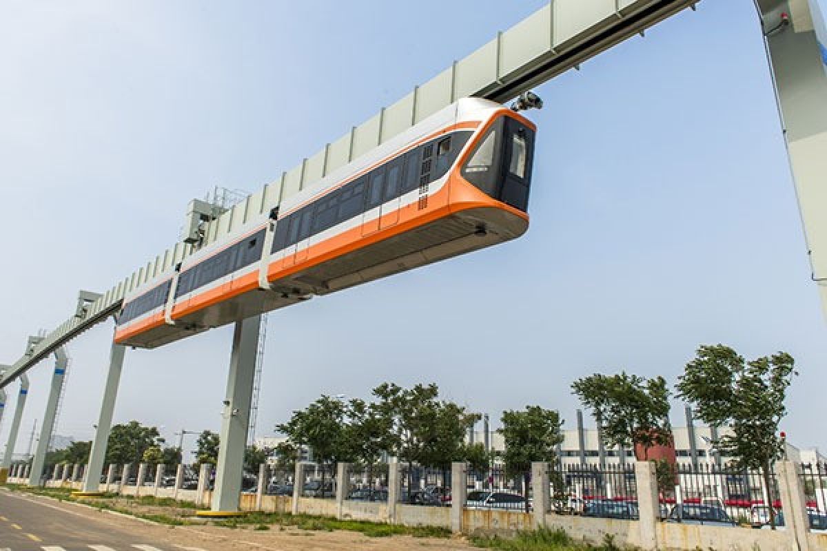 Kereta gantung canggih melintasi dalam wilayah IKN Nusantara, menghubungkan zona bisnis dan perumahan.