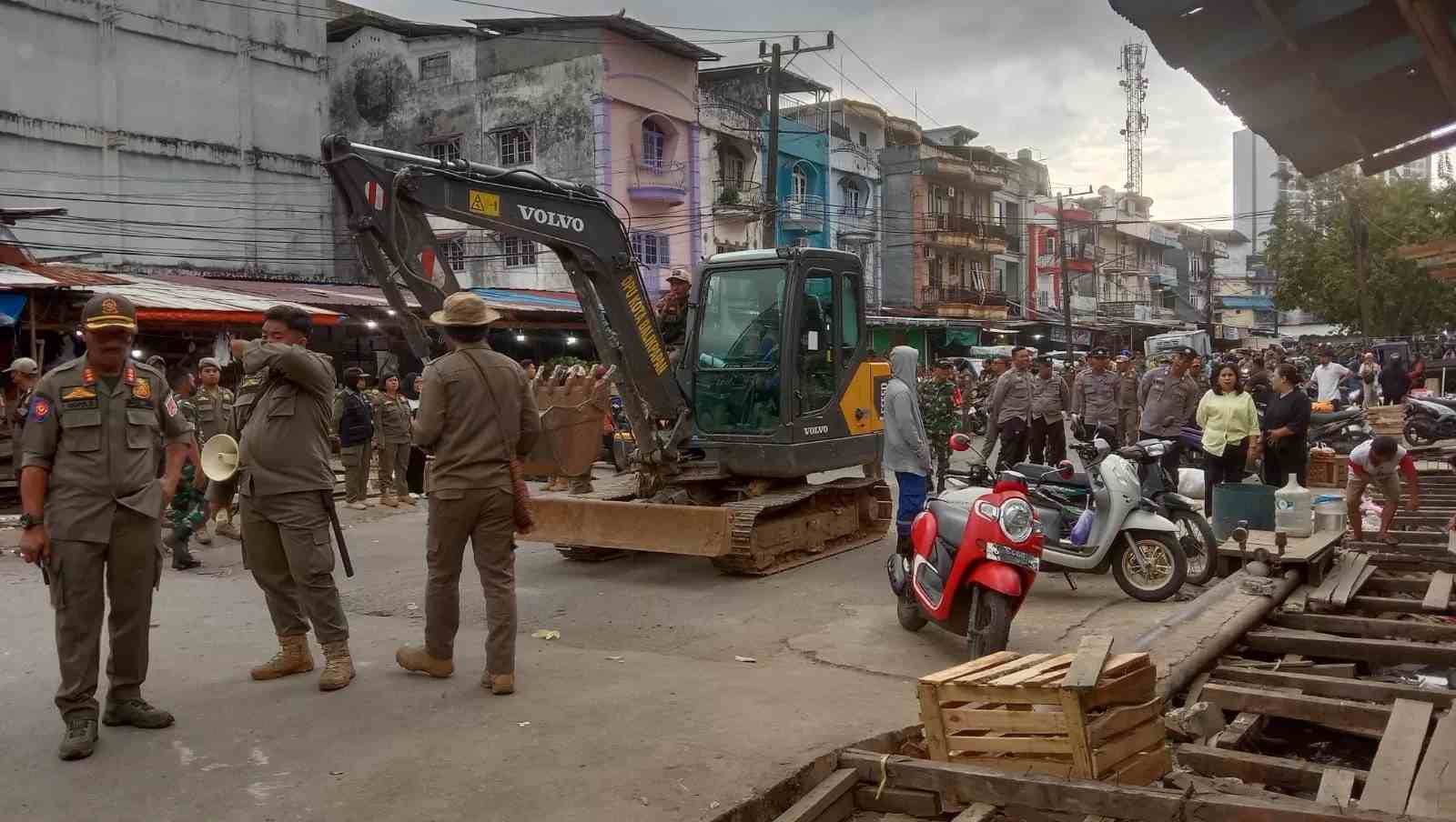 Pasar Pandansari Balikpapan bersih dari PKL! Satpol PP jaga ketat 24 jam. Penertiban berjalan lancar, pengawasan humanis. Pasar makin nyaman!