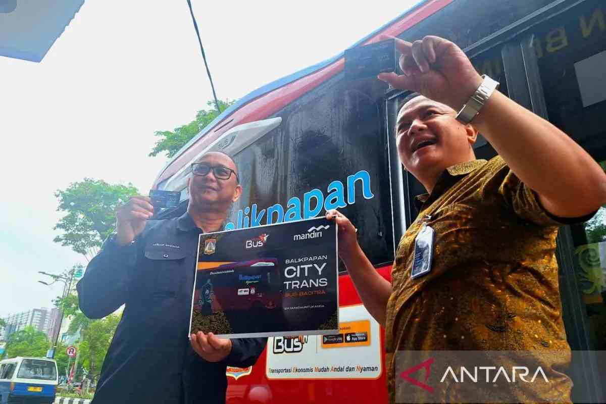Kepala Dishub Balikpapan Adward Skenda Putra (kiri) dan Area Head Mandiri Kanto Cabang Balikpapan Rachmad Priyatna memperlihatkan kartu elektronik edisi bus BCT di sela peluncuran.