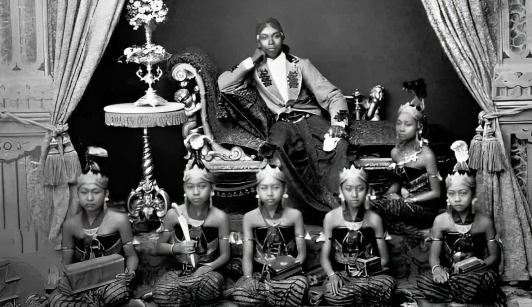Prabu Siliwangi, Pakubuwono X, Prabu Brawijaya V, Sultan Agung, dan Sri Baduga Maharaja adalah beberapa raja Nusantara yang terkenal punya banyak istri. Siapa sih yang paling kamu idolakan?