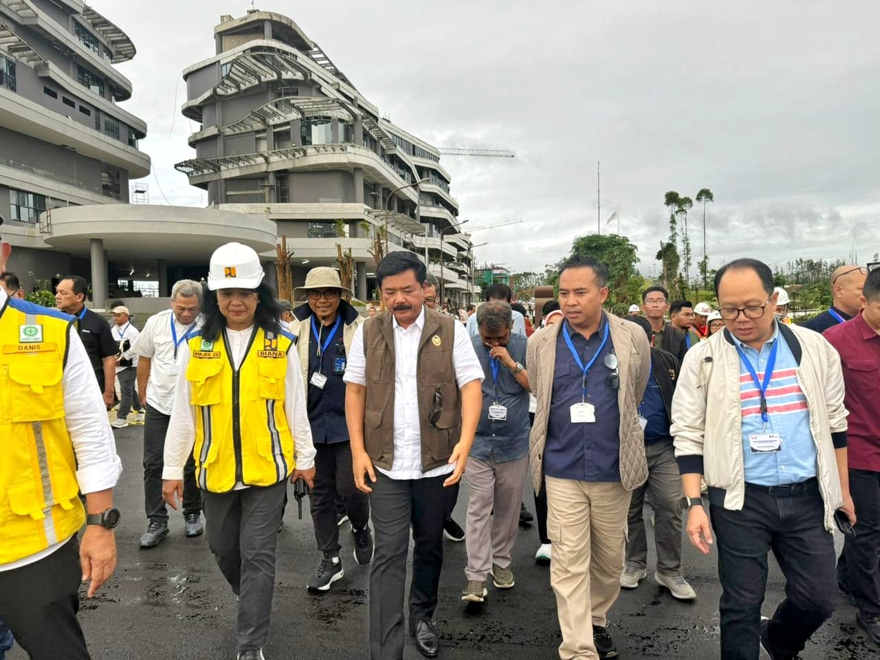 Menko Polhukam Hadi Tjahjanto, saat mendampingi pimpinan redaksi dan media nasional meninjau persiapan pelaksanaan upacara hari kemerdekaan di IKN, Rabu (7/8).